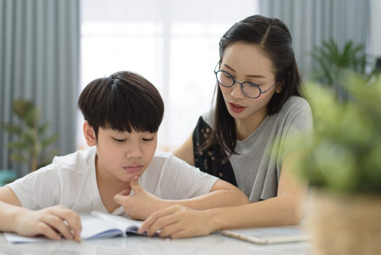 Gia sư Toán cấp 2 tận tâm hướng dẫn học sinh tại nhà.