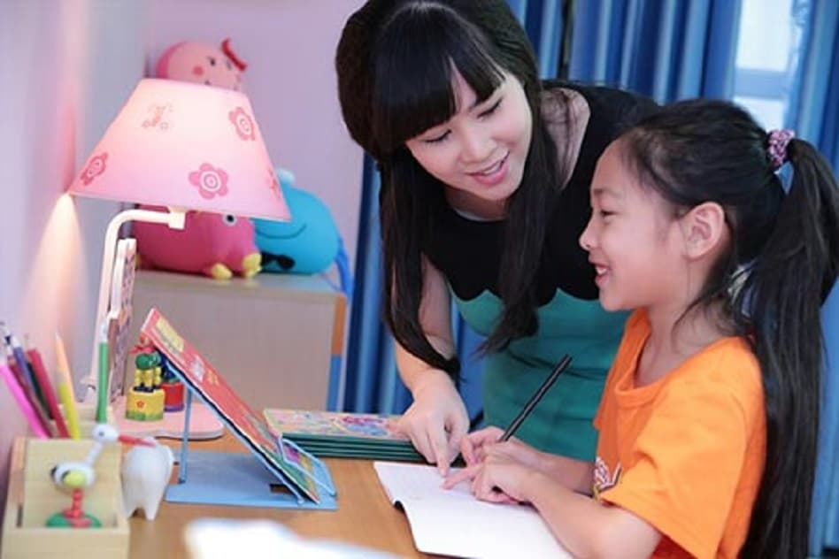 Gia sư hướng dẫn học sinh làm bài tập tại nhà