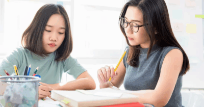 Gia sư toán cấp 3 đang hướng dẫn học sinh làm bài 